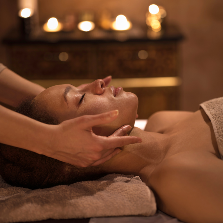 Relaxační masáž obličeje kokosovými váčky